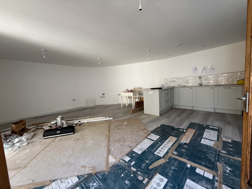 Lot: 61 - PARTIALLY COMPLETED DETACHED VERSATILE HOME - Open plan living area
